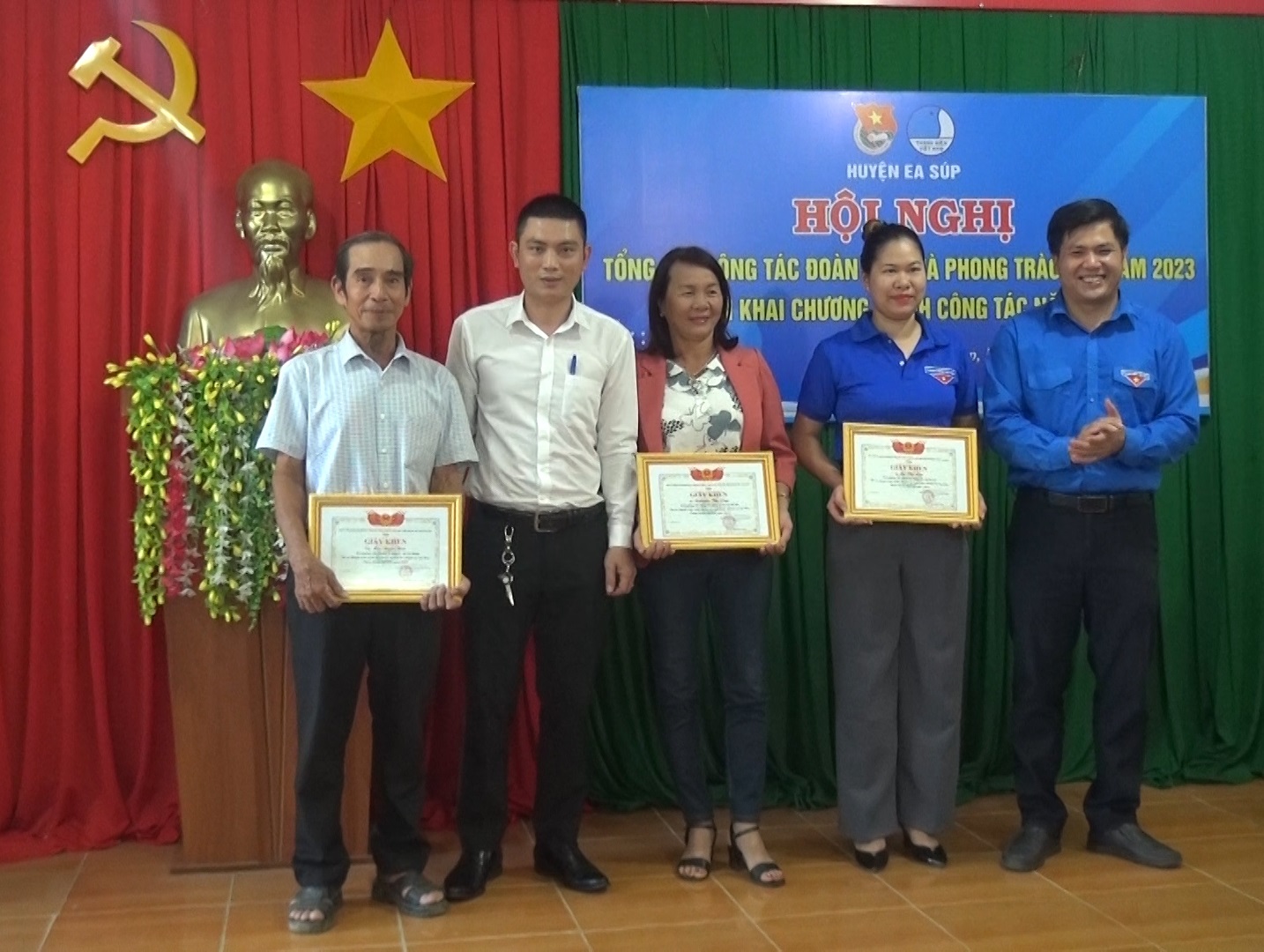 NHCSXH huyện tặng giấy khen cho các đơn vị thực hiện tốt  nhiệm vụ ủy thác nguồn vốn vay ưu đãi